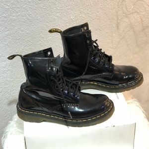 Dr. Martens Patent Lamper Boots